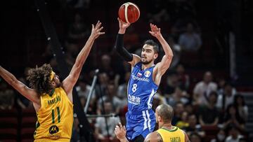 Tomas Satoransky pasa ante Varejao y Garc&iacute;a durante el Brasil - Rep&uacute;blica Checa.