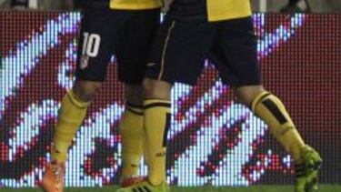 Arda Turan se abraza con Koke.