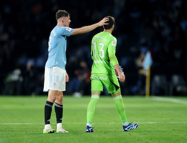 El portero Iván Villar fue expulsado con tarjeta roja directa tras hacerle un penalti a Morata.