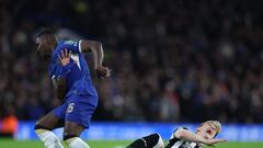 London (United Kingdom), 16/12/2023.- Chelsea's Moises Caicedo (L) in action against Newcastle's Anthony Gordon during the Carabao Cup quarter-finals soccer match between Chelsea FC and Newcastle United, in London, Britain, 19 December 2023. (Reino Unido, Londres) EFE/EPA/ISABEL INFANTES EDITORIAL USE ONLY. No use with unauthorized audio, video, data, fixture lists, club/league logos, 'live' services or NFTs. Online in-match use limited to 120 images, no video emulation. No use in betting, games or single club/league/player publications.
