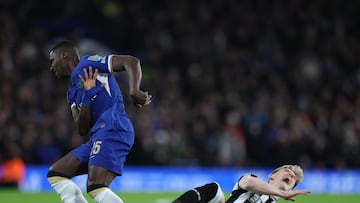 London (United Kingdom), 16/12/2023.- Chelsea's Moises Caicedo (L) in action against Newcastle's Anthony Gordon during the Carabao Cup quarter-finals soccer match between Chelsea FC and Newcastle United, in London, Britain, 19 December 2023. (Reino Unido, Londres) EFE/EPA/ISABEL INFANTES EDITORIAL USE ONLY. No use with unauthorized audio, video, data, fixture lists, club/league logos, 'live' services or NFTs. Online in-match use limited to 120 images, no video emulation. No use in betting, games or single club/league/player publications.