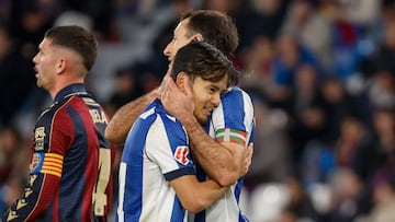 El jugador de la Real Sociedad Take Kubo y Oyarzabal se abrazan tras un lance del partido entre el Levante UD y la Real Sociedad celebrado en el estadio Ciutat de València. EFE/ Ana Escobar