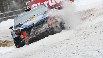 Thierry Neuville con el Hyundai en Suecia.