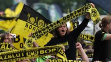APOYO. La afici&oacute;n del Borussia es la m&aacute;s fiel de la Bundesliga y no para de animar a su equipo.