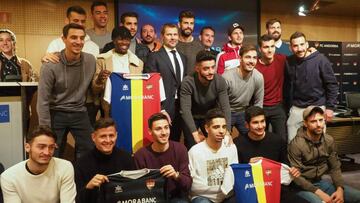 Los jugadores del Andorra posan junto a Piqu&eacute;, propietario del club.