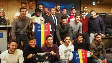 Los jugadores del Andorra posan junto a Piqué, propietario del club.