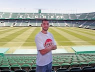 Rafa Mir posa para AS en el Martínez Valero.