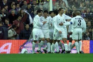 Morientes es felicitado por sus compa?ero en uno de los cinco tantos que marc¨® en el partido. Cuatro de los goles los hizo de cabeza.