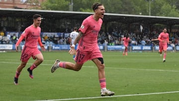 Hugo Vallejo, con Arribas a su espalda, celebra su gol, el 2-3, en el Talavera-Real Madrid Castilla de la última jornada de Segunda B.