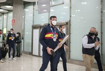 El capitán de los Hispanos, Gedeón Guardiola, con la medalla de plata y el premio de subcampeones