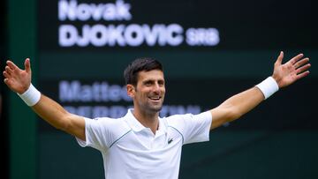 El tenista serbio Novak Djokovic celebra su victoria ante Matteo Berrettini en la final de Wimbledon 2021.