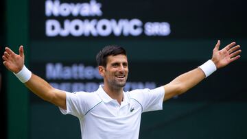 El tenista serbio Novak Djokovic celebra su victoria ante Matteo Berrettini en la final de Wimbledon 2021.