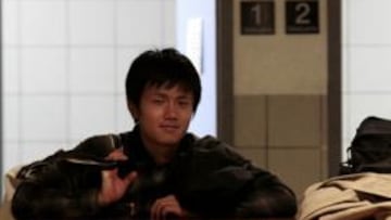 <b>A LA ESPERA. </b>Ren Sengoku e Ichiro, representante de Ramzes, ayer, en la Ciudad Deportiva.