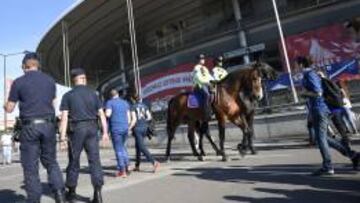 La polic&iacute;a francesa vigila el estadio de Saint-Denis antes de un partido amistoso de la selecci&oacute;n de Francia.