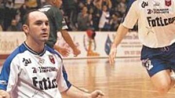 <b>CONMOCIÓN. </b>Carlos Javier López, de 32 años, en la foto de arriba, jugó hace tres años en Primera División con el hoy DKV y llegó a ser internacional juvenil. Abajo, la puerta del tanatorio de Zaragoza, ayer, donde numerosos familiares, amigos, miembros y seguidores del equipo acudieron.