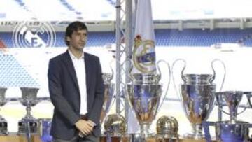 <b>ESTOS SON MIS PODERES. </b>Así debía pensar Raúl, orgulloso mientras posaba con los 16 títulos conquistados a lo largo de su esplendorosa carrera en el Real Madrid.