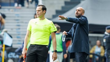 Claudio Gir¨¢ldez da instrucciones durante el partido disputado contra el Sevilla en Bala¨ªdos.