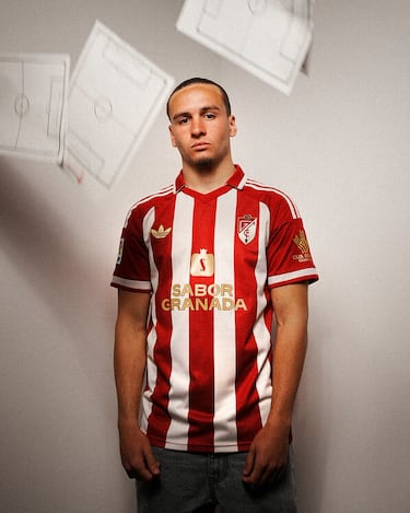 La camiseta está inspirada en la histórica temporada 1971/1972 del Granada CF, recordada por el mítico equipo que logró el sexto puesto en Primera División, el mejor resultado del club hasta ese momento, y que pasó a la historia como el ‘Matagigantes’. Aquel conjunto, con Enrique Porta como máximo goleador y el antiguo Los Cármenes como fortín, convirtió el fútbol en símbolo de orgullo colectivo para toda la ciudad. El diseño recupera las franjas verticales rojiblancas, el escudo inspirado en los años 70 y el trébol clásico de Adidas, incorporando detalles dorados y elementos identitarios que refuerzan el vínculo entre memoria, tradición y presente.