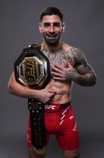 Fotografías oficiales de la UFC con Ilia Topuria posando con el cinturón de campeón.