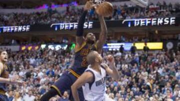 LeBron James machaca ante Devin Harris.