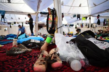 Los participantes descansan en el campamento después del final de la Etapa 3 de la 13ª edición de Titan Desert 2018 entre Alnif y Rissani, en el centro de Marruecos