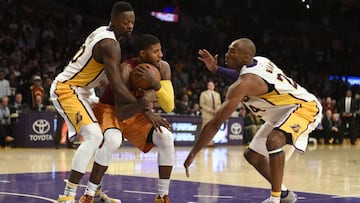 Paul George retiene el bal&oacute;n ante la defensa de Kobe Bryant y Julius Randle.