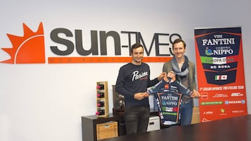 Juanjo Lobato posa con el maillot del Nippo Vini Fantini tras confirmarse su fichaje por el equipo italiano.