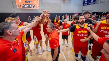 Con Scariolo en el centro, la Selecci車n se conjura tras un entrenamiento.