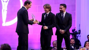 Rafa Nadal entrega el premio al 'Mejor Equipo de 2024' a los capitanes del Real Madrid, Luka Modric y Dani Carvajal.