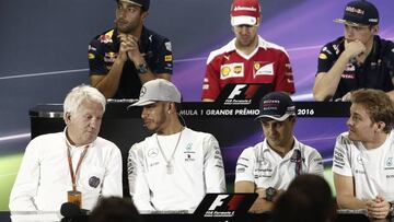 Charlie Whiting, junto a varios pilotos en Brasil 2016.