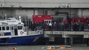 Emergency personnel work at the scene of a helicopter crash, at the Hudson River near lower Manhattan in New York, U.S., April 10, 2025. REUTERS/Eduardo Munoz