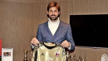 Storari posa con la camiseta del Milán.