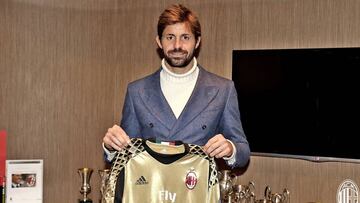 Storari posa con la camiseta del Mil&aacute;n.