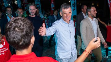 José Luis Mendilibar saluda a un niño en la entrada al Castillo de San José de Lanzarote, donde se presentó la Lanzarote International Cup.