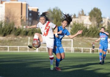 Yanara Aedo y Olga luchan por un balón en el Rayo-Valencia.