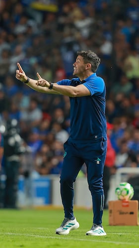 Nicolas Larcamon head coach of Cruz Azul during the 16th round match between Queretaro and Cruz Azul as part of the Liga BBVA MX Varonil, Torneo Clausura 2026 at La Corregidora Stadium, on April 21, 2026 in Santiago de Queretaro, Mexico.