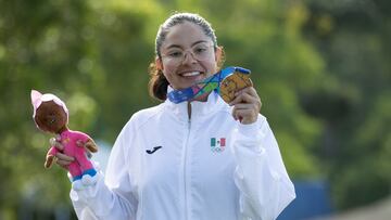 AMDEP6125. SANTO DOMINGO (REPÚBLICA DOMINICANA), 02/07/2023.- Anabel Molina de México posa con la medalla de bronce en el podio de tiro skeet femenino hoy, en los Juegos Centroamericanos y del Caribe en Santo Domingo (República Dominicana). EFE/Orlando Barría
