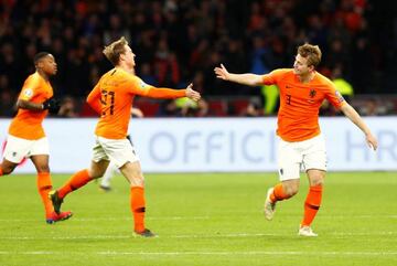 Matthijs de Ligt celebrates his goal with De Jong