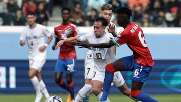 AMDEP2883. SANTIAGO DEL ESTERO (ARGENTINA), 01/06/2023.- Mahmudu Bajo (d) de Gambia disputa un balón con Franco González de Uruguay hoy, en un partido de los octavos de final de la Copa Mundial de Fútbol sub-20 entre Gambia y Uruguay en el estadio Único de Ciudades en Santiago del Estero (Argentina). EFE/ Juan Ignacio Roncoroni
