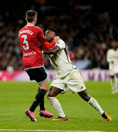 El '7' del Real Madrid realizó un empujón innecesario sobre Óscar Mingueza. El brasileño se marchó del defensor y este le agarró de la camiseta para no dejarle escapar. Vinicius acabó perdiendo los nervios y se revolvió empujando a Mingueza.