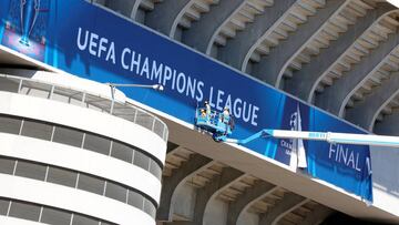 LISTO PARA LA CHAMPIONS. San Siro luce desde ayer en su fachada los anuncios de la final de la Champions del próximo día 28.