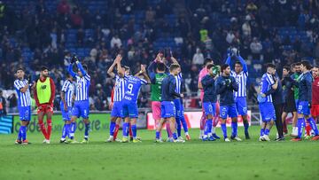 Jugadores de Monterrey se despiden de la afición luego de su empate sin goles en contra de Toluca.