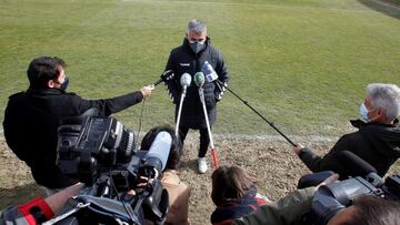 GRAFCVA1296. ALCOY (ALICANTE), 22/01/2021.- El entrenador del C.D. Alcoyano, Vicente Parra (3i), atiende a los medios de comunicaci&oacute;n tras el sorteo de Copa del Rey que les ha emparejado con el Athletic Club de Bilbao, reciente ganador de la Superc