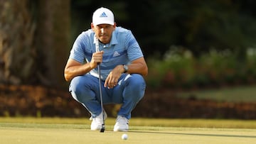 Sergio García planea el golpeo de una bola.