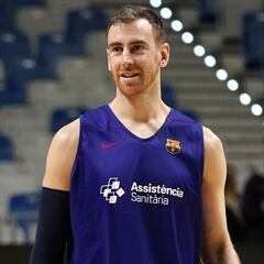 Víctor Claver se ejercita con el equipo cuatro meses después