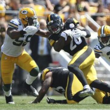 Aug 23, 2015; Pittsburgh, PA, USA; Pittsburgh Steelers running back Le'Veon Bell (26) is brought down against the Green Bay Packers during the first half at Heinz Field. Mandatory Credit: Jason Bridge-USA TODAY Sports