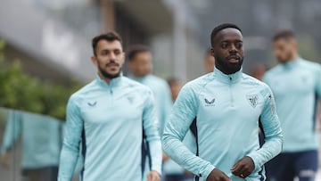 LEZAMA (BIZKAIA), 23/07/2025.- Iñaki Williams (d) a su llegada al entrenamiento que el Athletic de Bilbao ha celebrado este miércoles en sus instalaciones de Lezama. EFE/ Miguel Toña