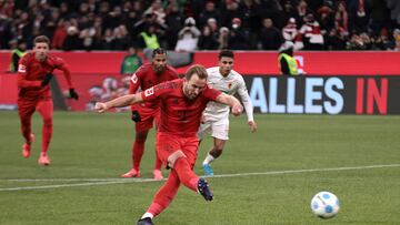 Soccer Football - Bundesliga - Bayern Munich v FC Augsburg - Allianz Arena, Munich, Germany - November 22, 2024 Bayern Munich's Harry Kane scores their second goal from the penalty spot REUTERS/Leonhard Simon DFL REGULATIONS PROHIBIT ANY USE OF PHOTOGRAPHS AS IMAGE SEQUENCES AND/OR QUASI-VIDEO.