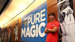 Joao F&eacute;lix posa en el vestuario de los Orlando Magic.
 