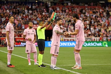 Leo Campana y Lionel Messi, en la línea de sustitución durante un partido de Inter Miami.